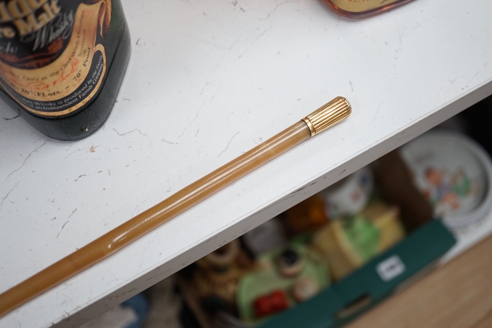 A Yellow-metal mounted horn riding crop, 69cm